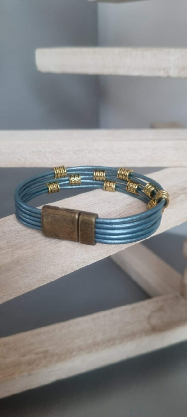 Bracelet femme en cuir rond bleu et perles dorées