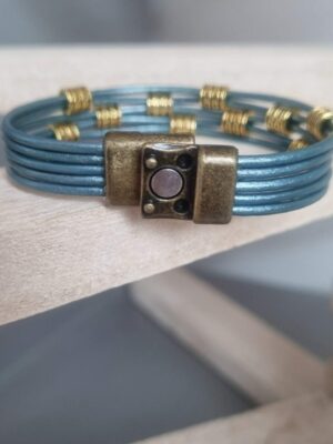 Bracelet femme en cuir rond bleu et perles dorées