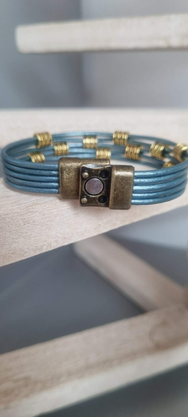 Bracelet femme en cuir rond bleu et perles dorées