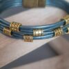 Bracelet femme en cuir rond bleu et perles dorées