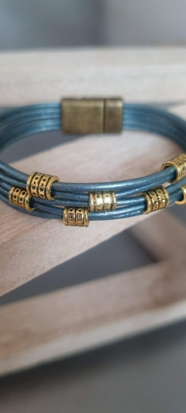 Bracelet femme en cuir rond bleu et perles dorées