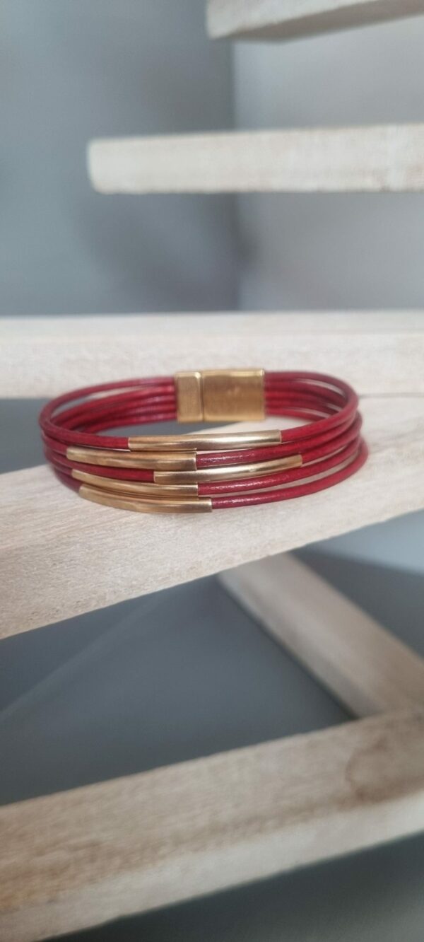 Bracelet femme en cuir rond rouge et tubes dorés