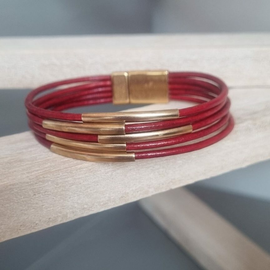 Bracelet femme en cuir rond rouge et tubes dorés