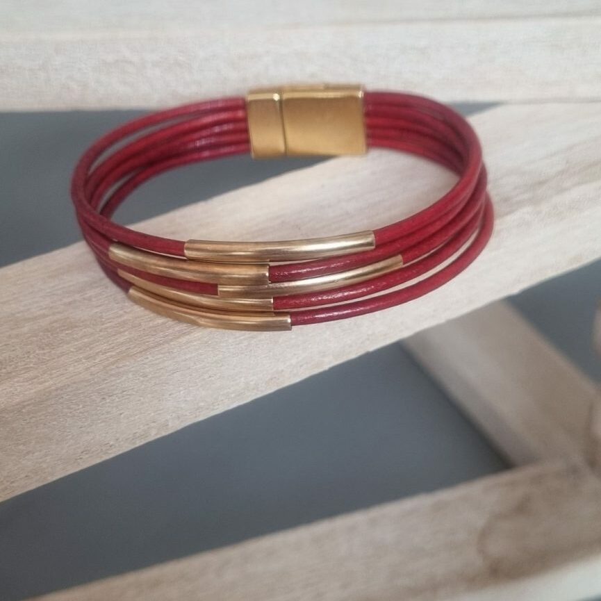 Bracelet femme en cuir rond rouge et tubes dorés