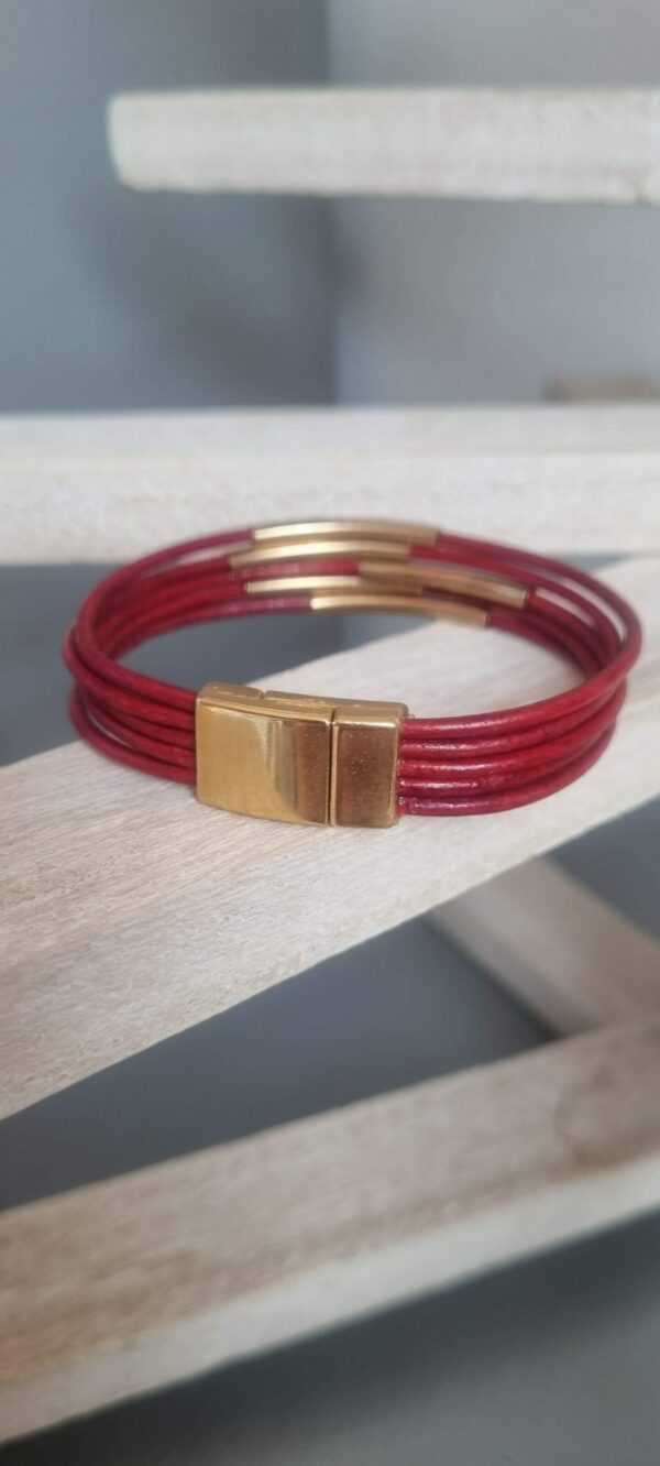 Bracelet femme en cuir rond rouge et tubes dorés