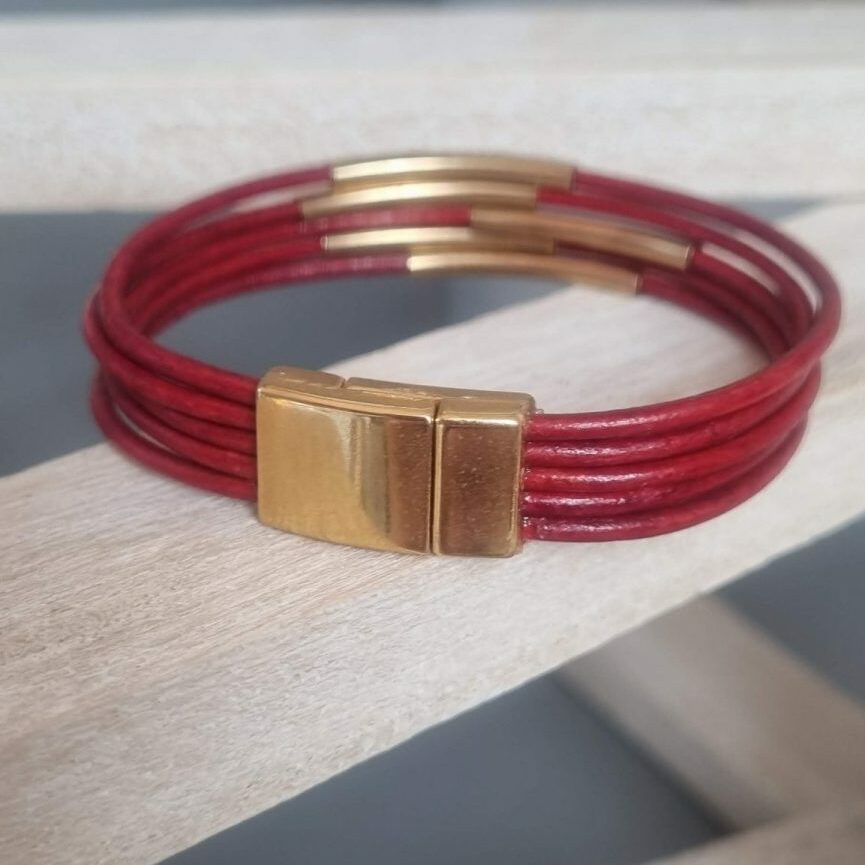 Bracelet femme en cuir rond rouge et tubes dorés