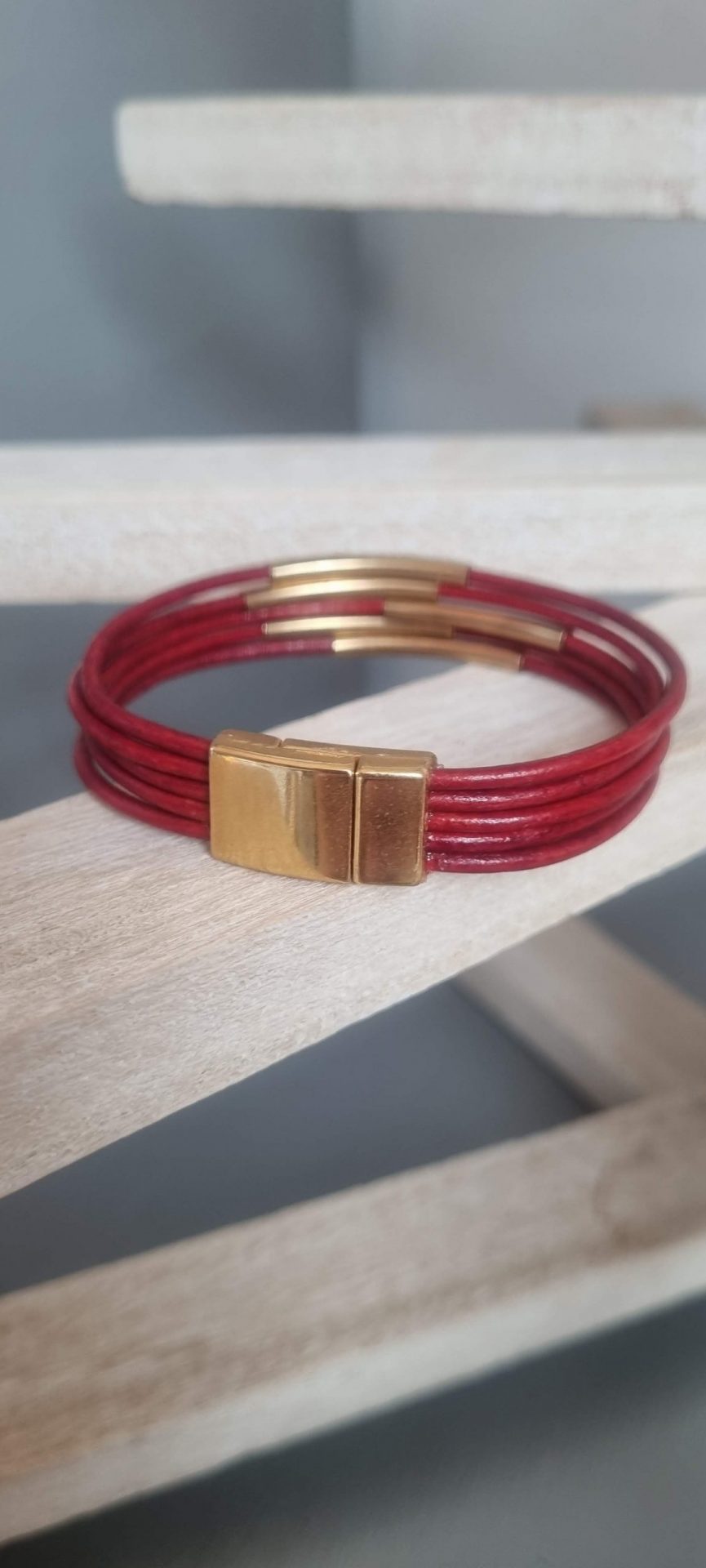 Bracelet femme en cuir rond rouge et tubes dorés