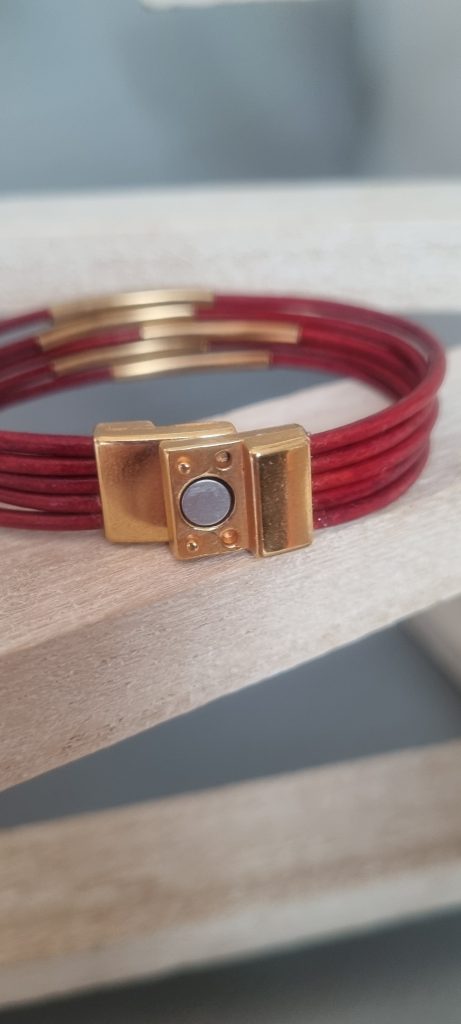 Bracelet femme en cuir rond rouge et tubes dorés