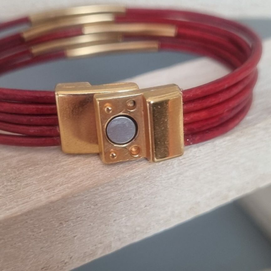 Bracelet femme en cuir rond rouge et tubes dorés