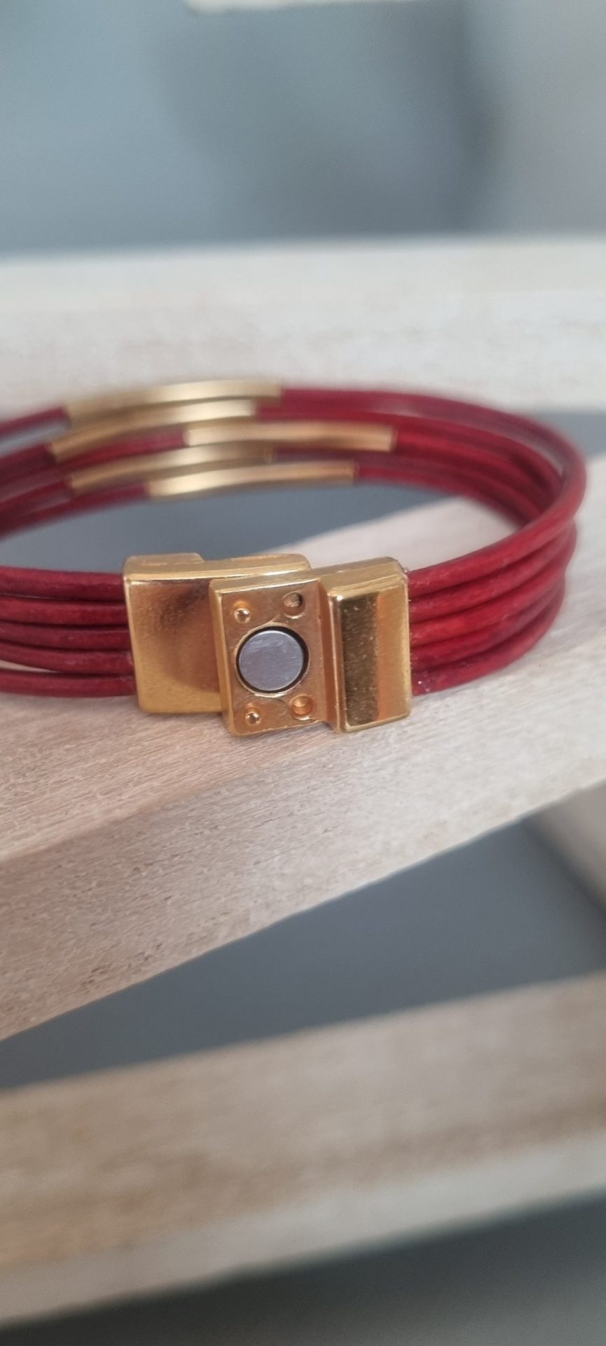 Bracelet femme en cuir rond rouge et tubes dorés