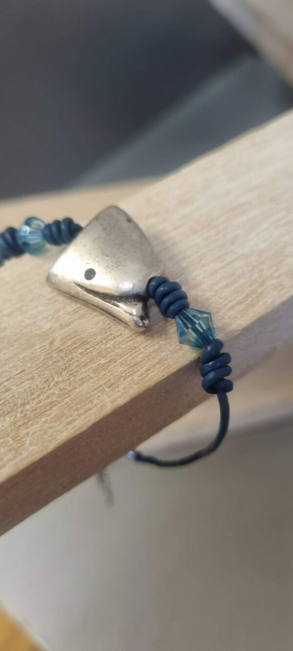 2CO49 Bracelet enfant en cuir rond bleu et son dauphin