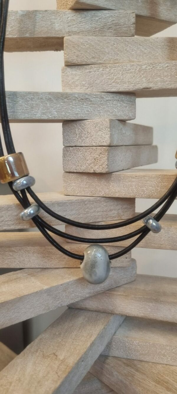 Collier en cuir rond marron et perles en céramique