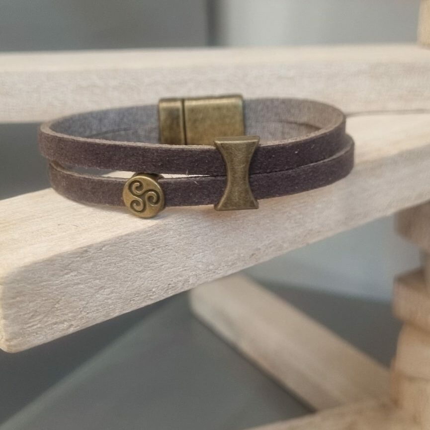 Bracelet homme cuir plat marron, triskel et passant bronze