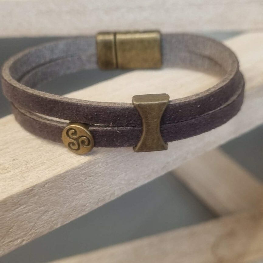 Bracelet homme cuir plat marron, triskel et passant bronze
