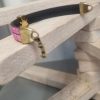Bracelet enfant cuir plat rose fluo et ours doré