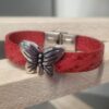 Bracelet enfant en cuir rouge et papillon argenté