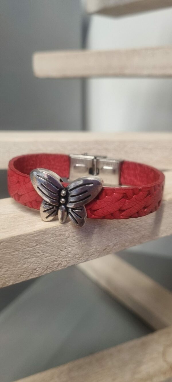 Bracelet enfant en cuir rouge et papillon argenté