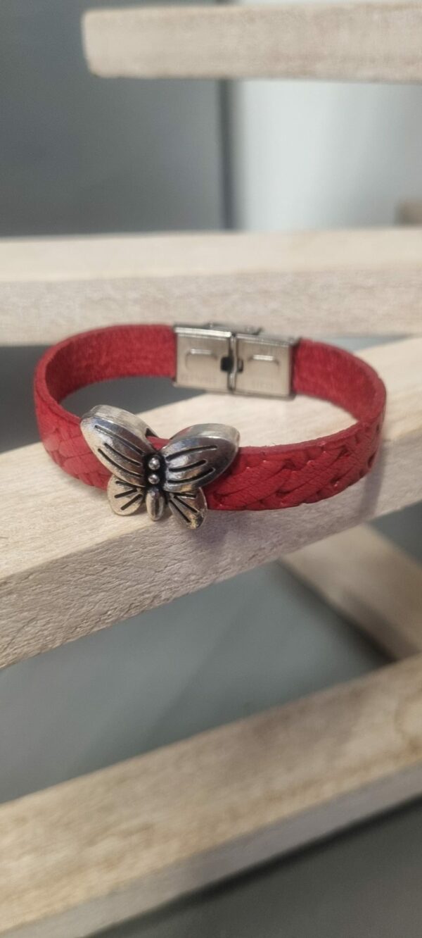 Bracelet enfant en cuir rouge et papillon argenté