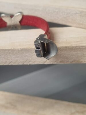 Bracelet enfant en cuir rouge et papillon argenté