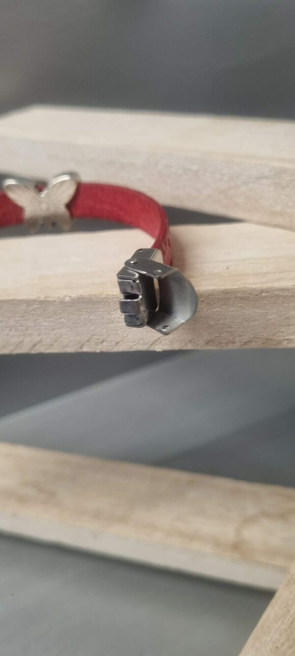 Bracelet enfant en cuir rouge et papillon argenté