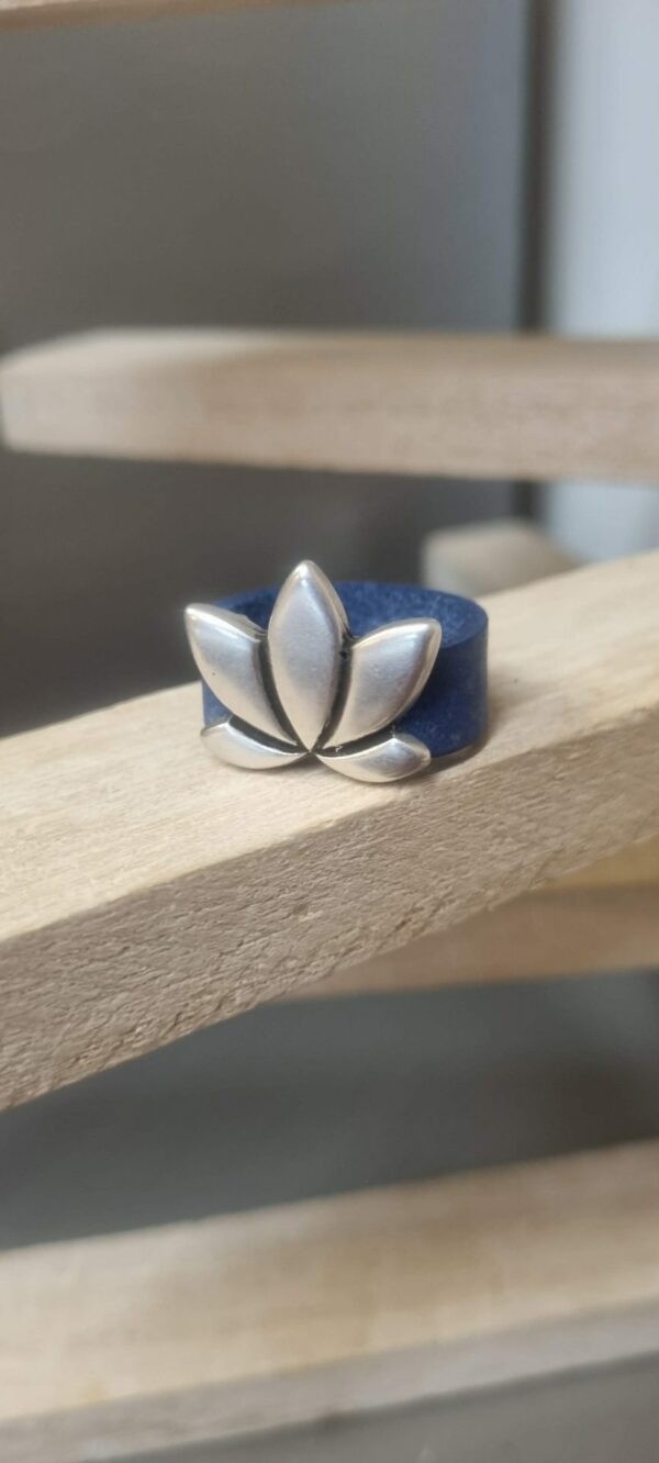 Bague femme en cuir 10 bleu et sa fleur de lotus