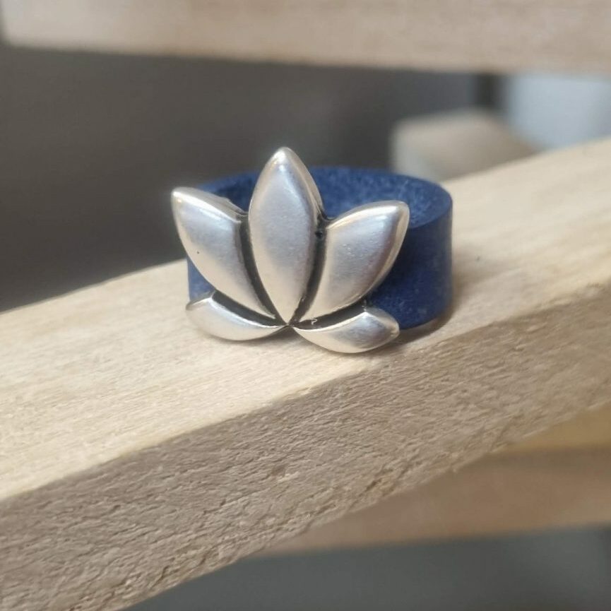 Bague femme en cuir 10 bleu et sa fleur de lotus