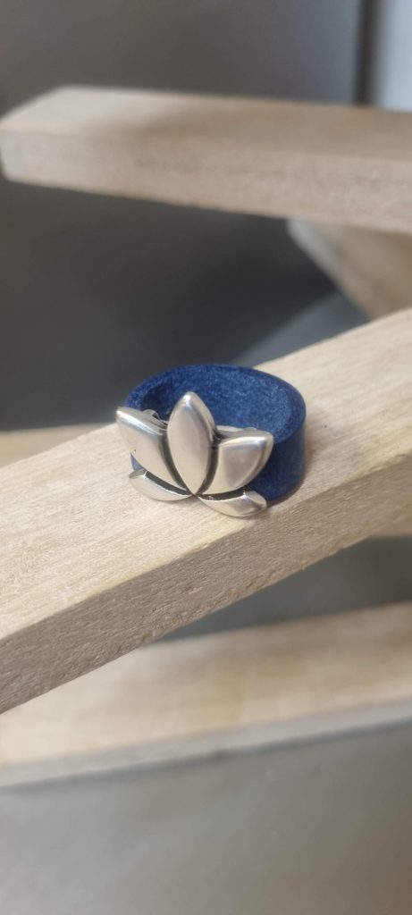 Bague femme en cuir 10 bleu et sa fleur de lotus