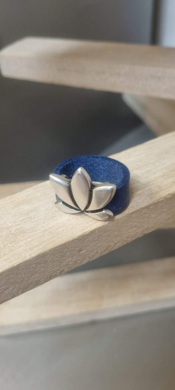 Bague femme en cuir 10 bleu et sa fleur de lotus