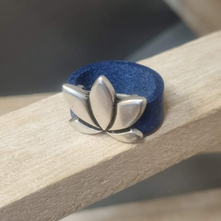 Bague femme en cuir 10 bleu et sa fleur de lotus