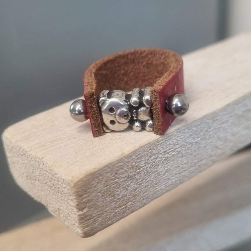 Bague en cuir rouge et son ourson argenté