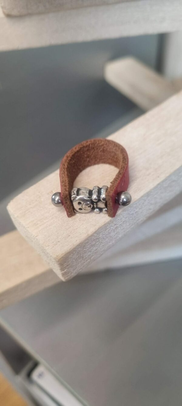 Bague en cuir rouge et son ourson argenté