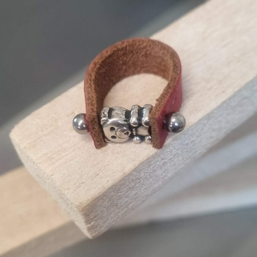 Bague en cuir rouge et son ourson argenté