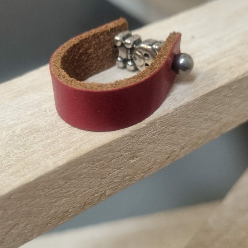 Bague en cuir rouge et son ourson argenté