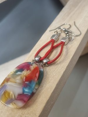 Boucles d'oreilles femme en cuir rond rouge et pendentif multi couleurs