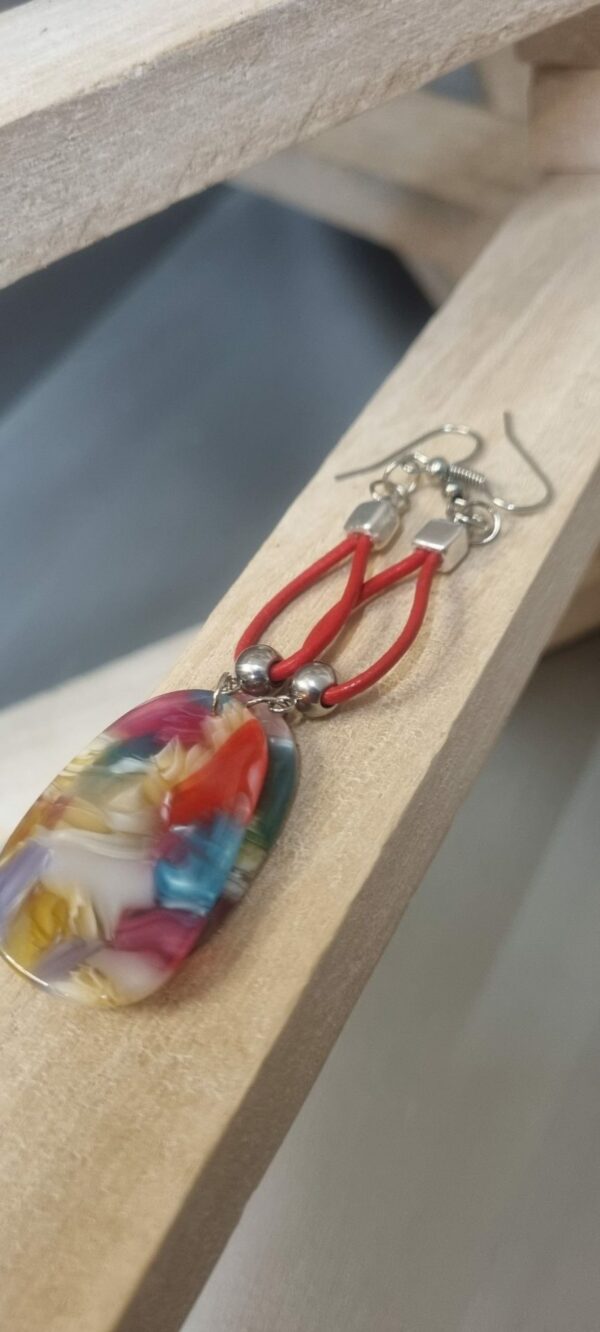 Boucles d'oreilles femme en cuir rond rouge et pendentif multi couleurs