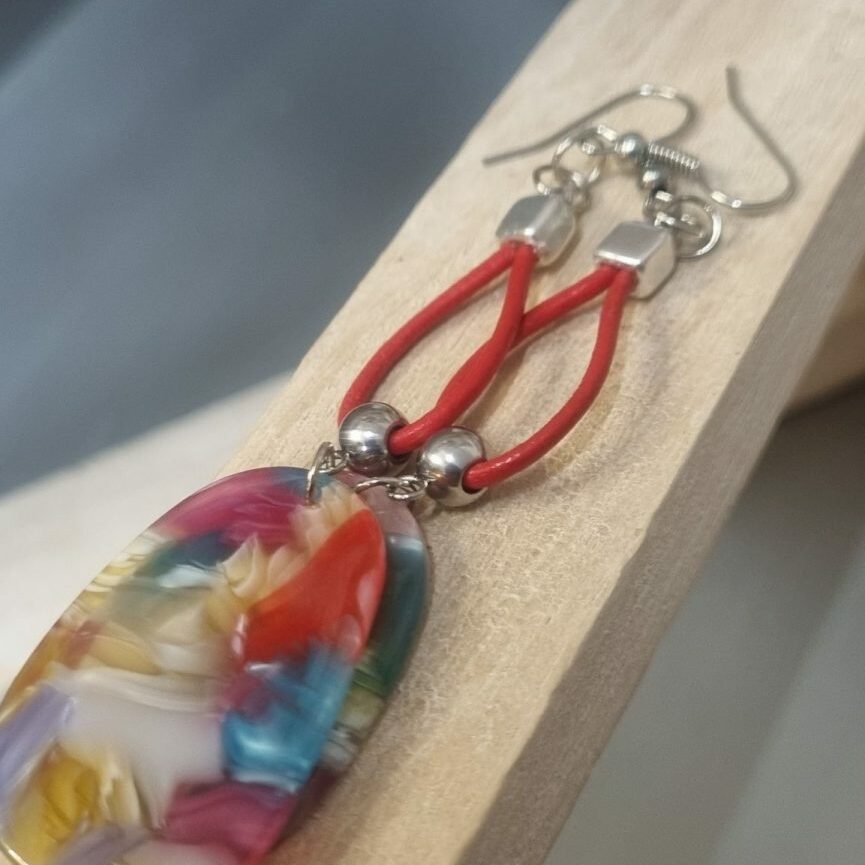 Boucles d'oreilles femme en cuir rond rouge et pendentif multi couleurs