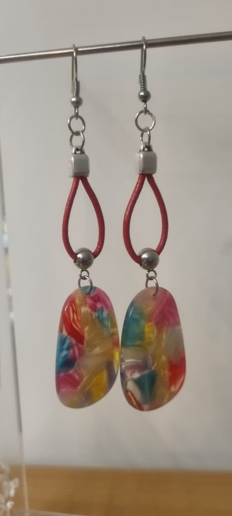 Boucles d'oreilles femme en cuir rond rouge et pendentif multi couleurs