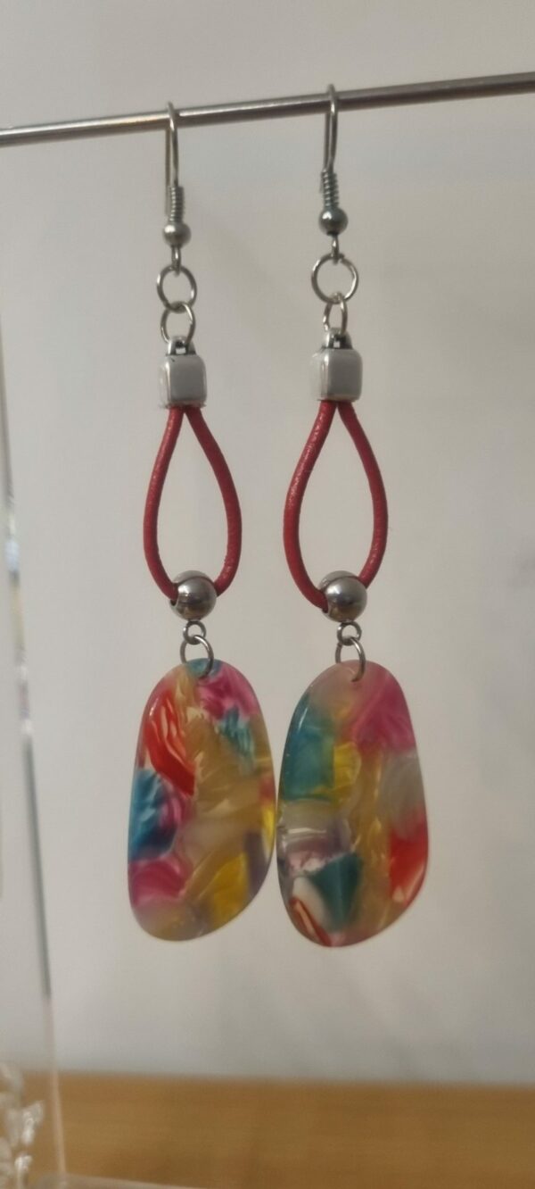 Boucles d'oreilles femme en cuir rond rouge et pendentif multi couleurs