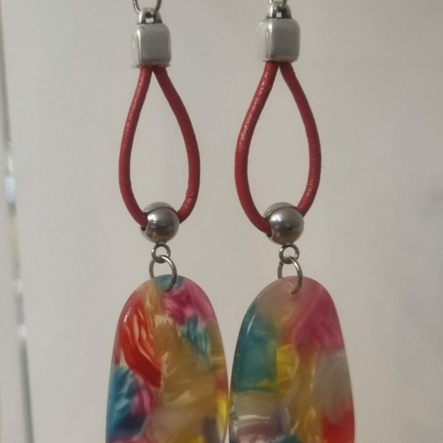 Boucles d'oreilles femme en cuir rond rouge et pendentif multi couleurs