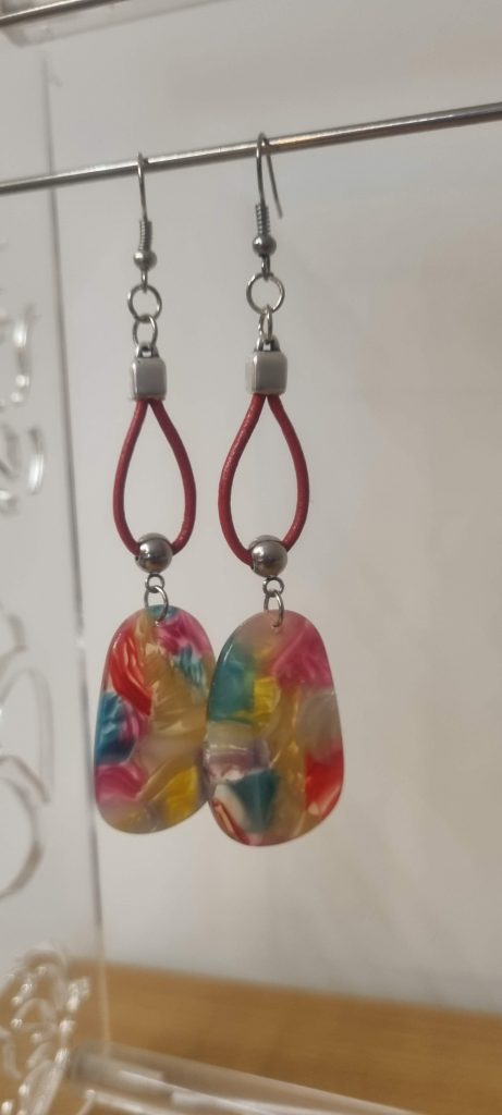 Boucles d'oreilles femme en cuir rond rouge et pendentif multi couleurs