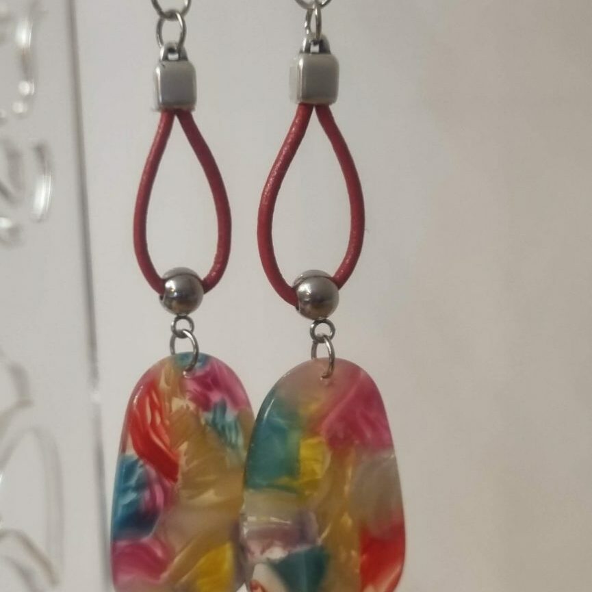 Boucles d'oreilles femme en cuir rond rouge et pendentif multi couleurs