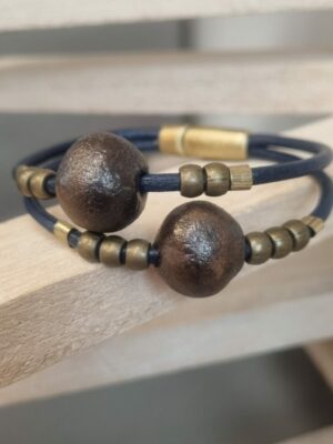 Bracelet cuir rond bleu et perles métalliques et céramiques