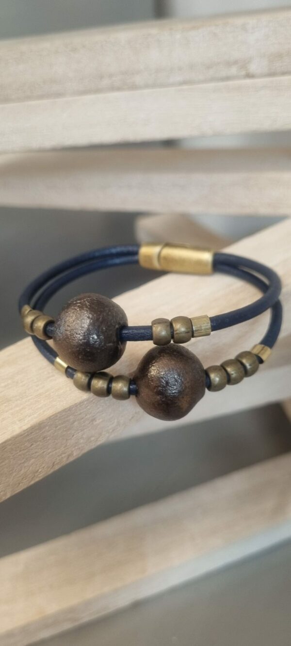 Bracelet cuir rond bleu et perles métalliques et céramiques