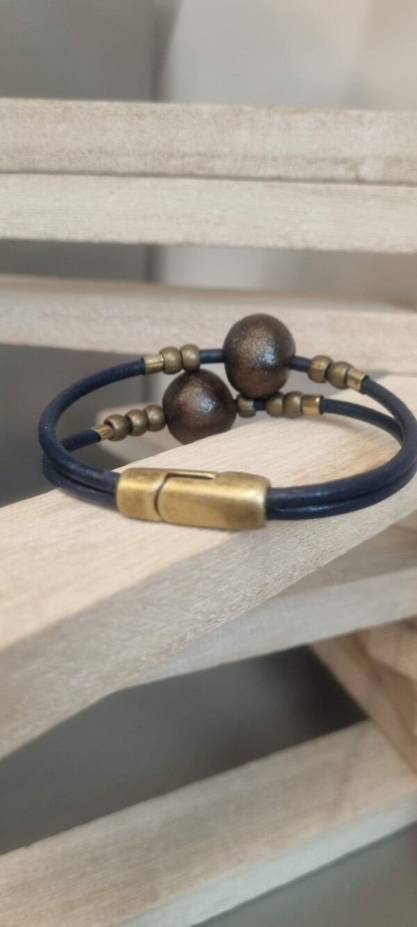 Bracelet cuir rond bleu et perles métalliques et céramiques