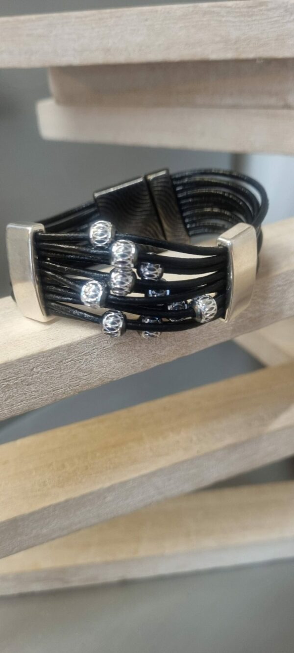 Bracelet femme en cuir rond noir et ses 10 perles en aluminium