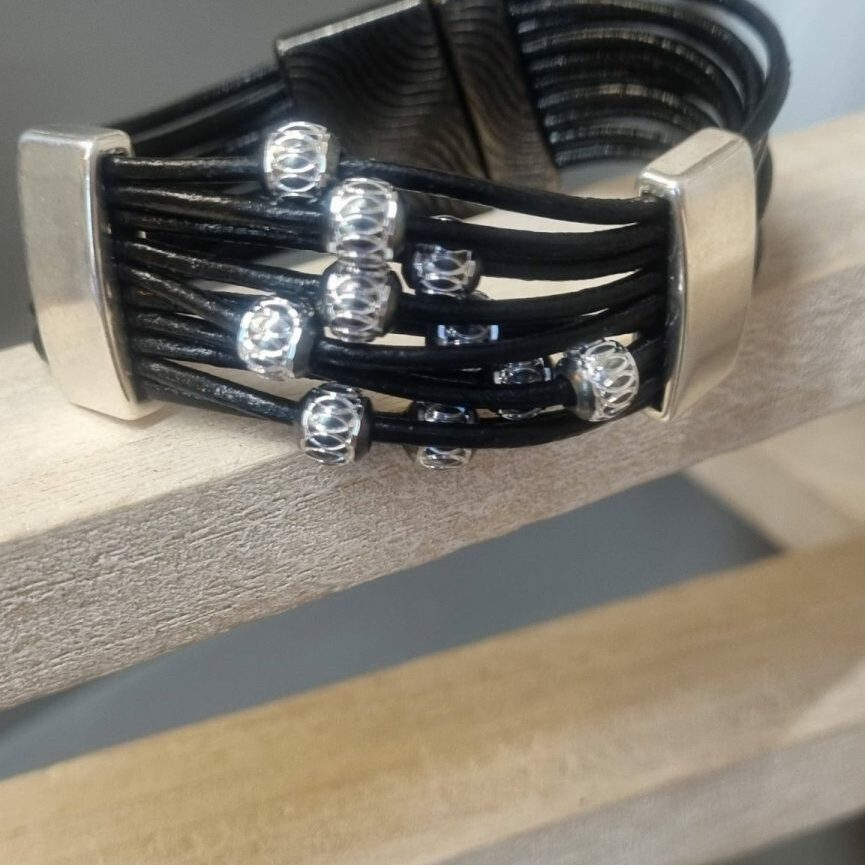 Bracelet femme en cuir rond noir et ses 10 perles en aluminium