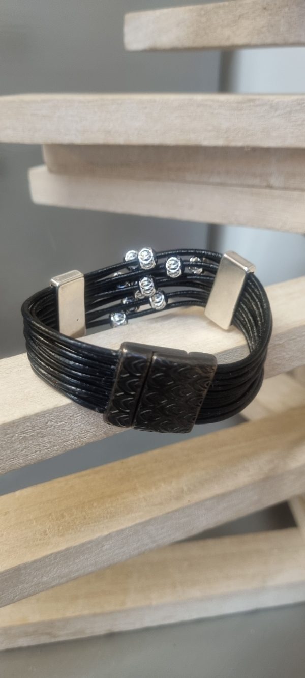 Bracelet femme en cuir rond noir et ses 10 perles en aluminium