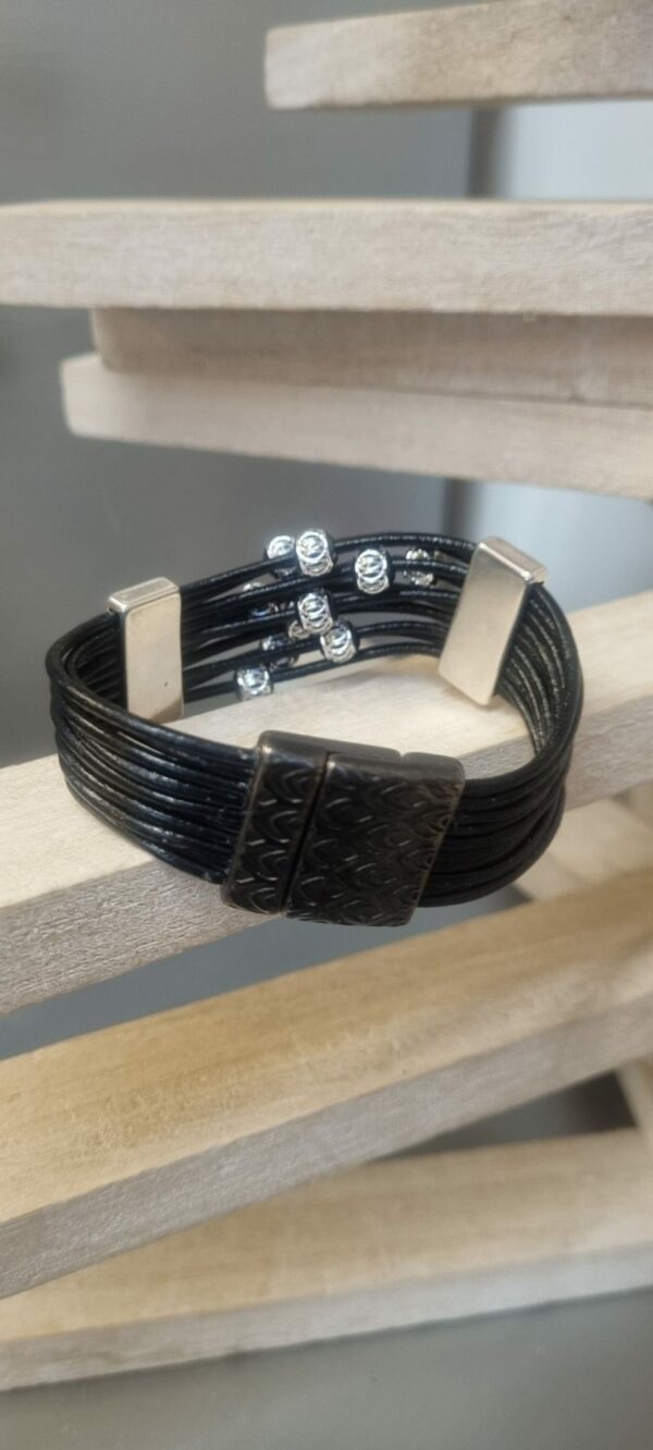 Bracelet femme en cuir rond noir et ses 10 perles en aluminium