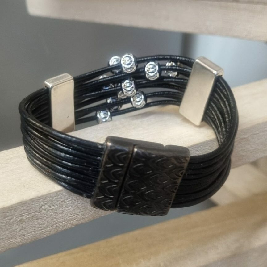 Bracelet femme en cuir rond noir et ses 10 perles en aluminium