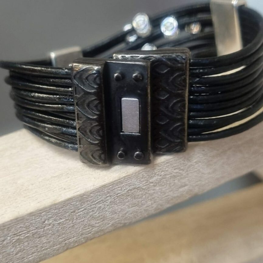 Bracelet femme en cuir rond noir et ses 10 perles en aluminium